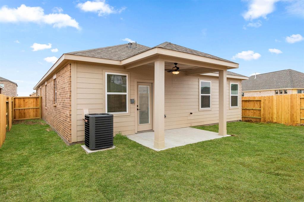 1111 Whispering Winds Drive, Beasley, Texas image 2