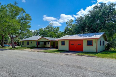 A home in Flatonia