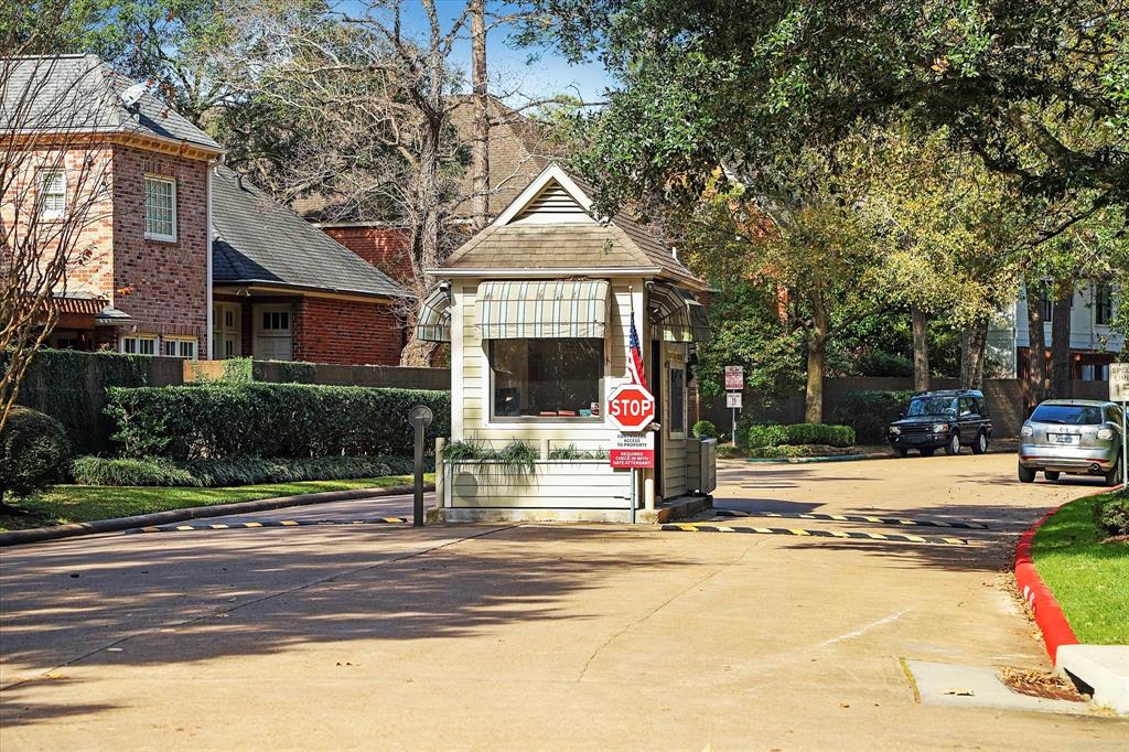 214 Sugarberry Circle, Houston, Texas image 3