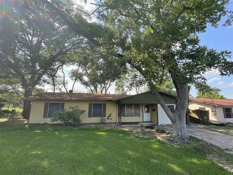 Photo of 404 Svoboda Street, Yoakum, TX 77995 (MLS # 62232024)