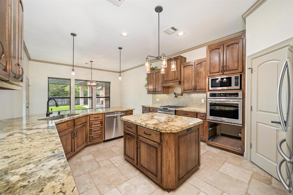 2414 Pebblebrook Circle, Conroe, Texas image 8