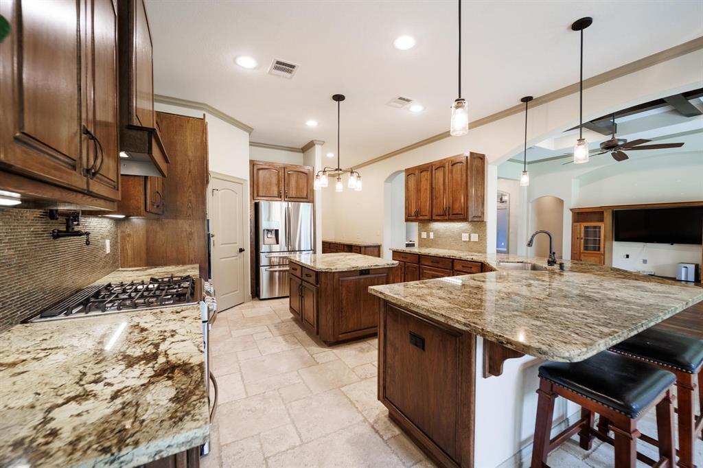 2414 Pebblebrook Circle, Conroe, Texas image 7