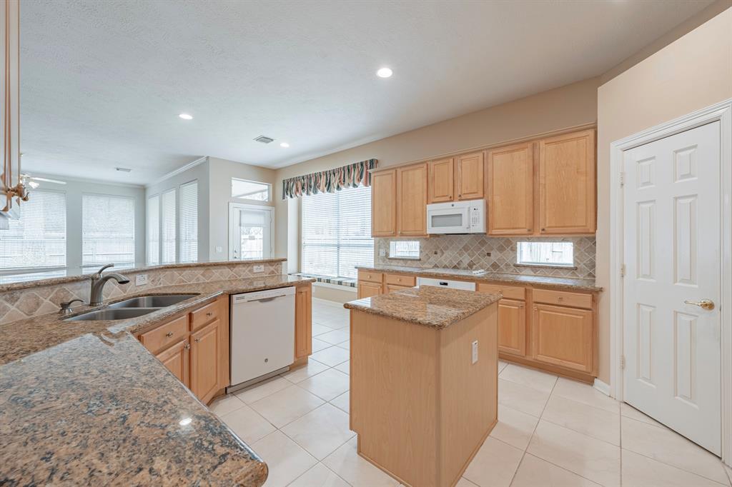 14 Devon Mill Place, The Woodlands, Texas image 18
