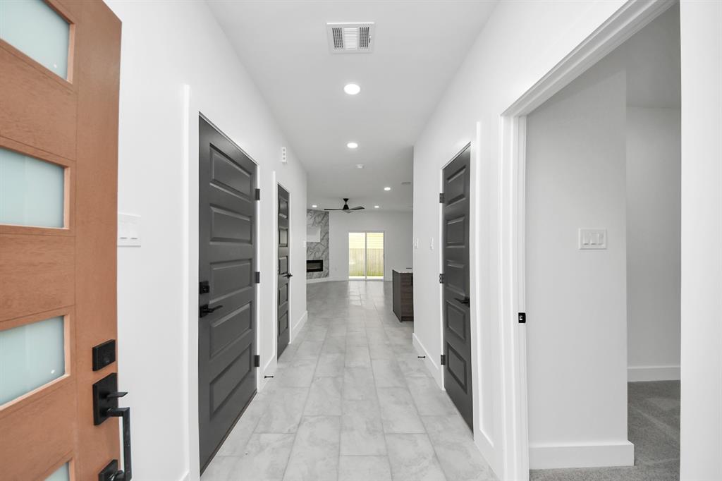 321 E Gulf Street, Baytown, Texas image 3