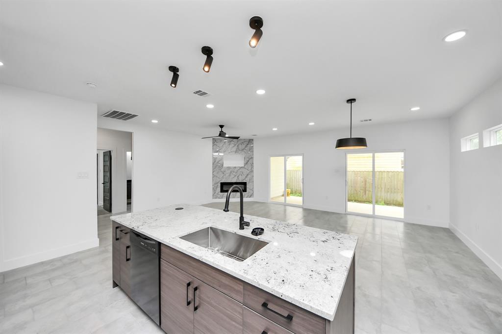 321 E Gulf Street, Baytown, Texas image 7