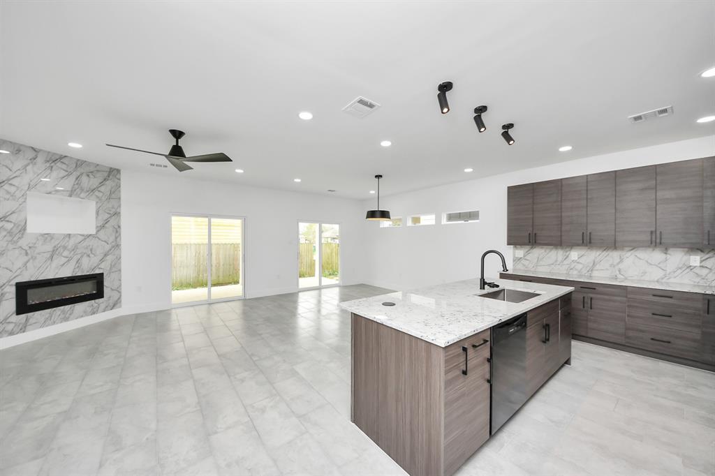 321 E Gulf Street, Baytown, Texas image 4