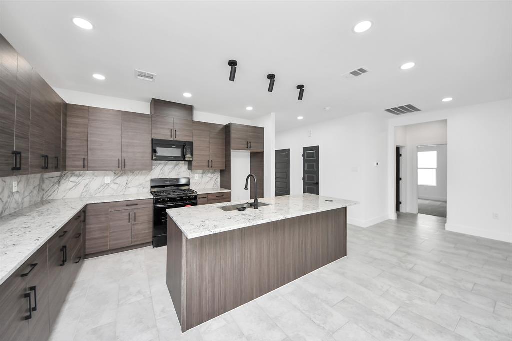 321 E Gulf Street, Baytown, Texas image 12