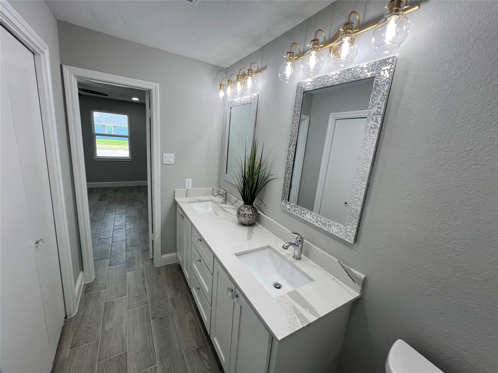 5005 Meadow Crest Street, La Porte, Texas image 11