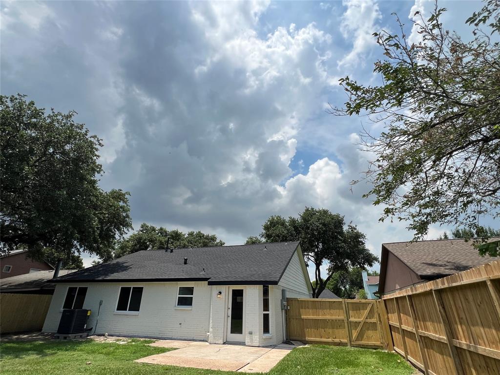 5005 Meadow Crest Street, La Porte, Texas image 29