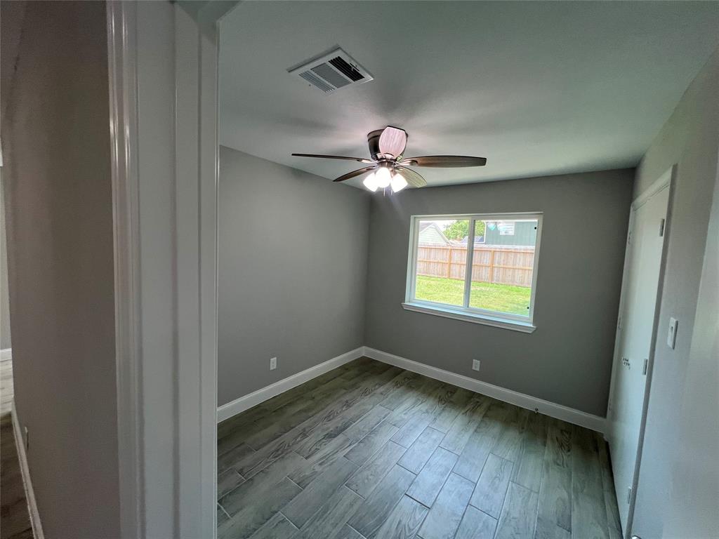 5005 Meadow Crest Street, La Porte, Texas image 16