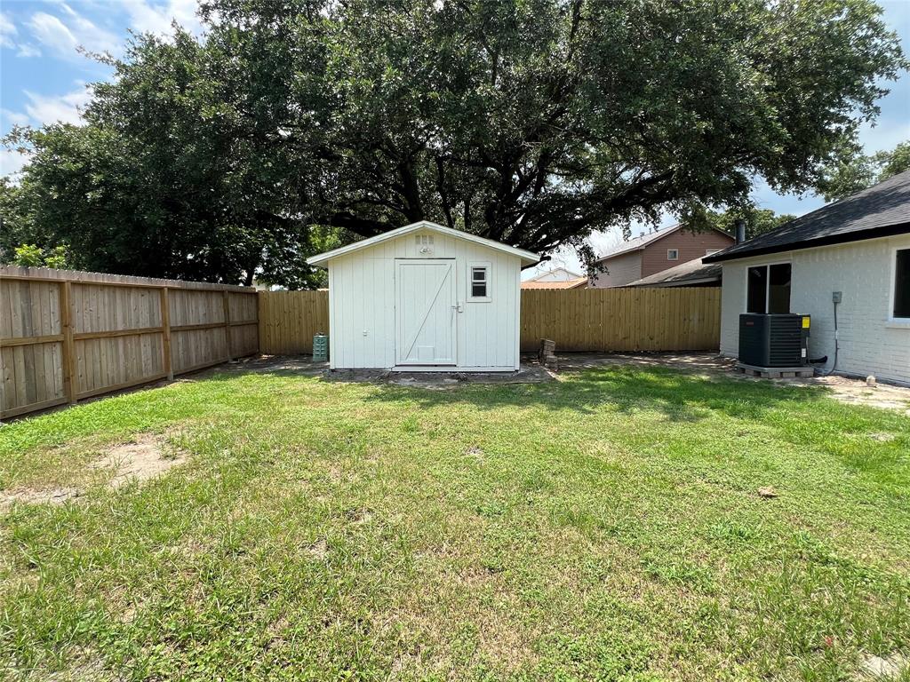 5005 Meadow Crest Street, La Porte, Texas image 32