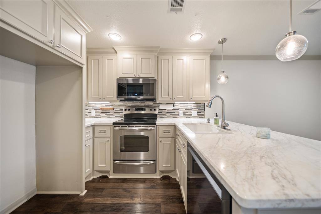 27 N Lakeridge Circle, The Woodlands, Texas image 4