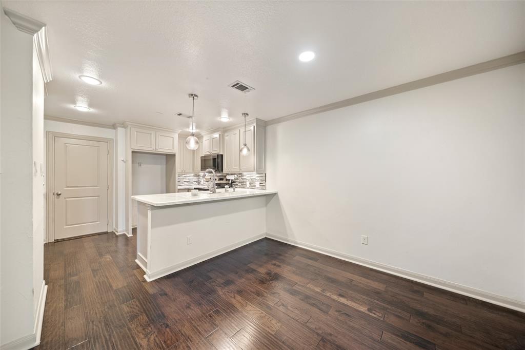 27 N Lakeridge Circle, The Woodlands, Texas image 3