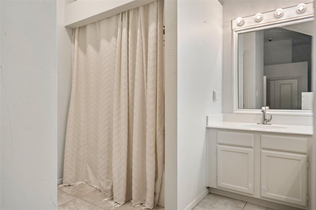 27 N Lakeridge Circle, The Woodlands, Texas image 16