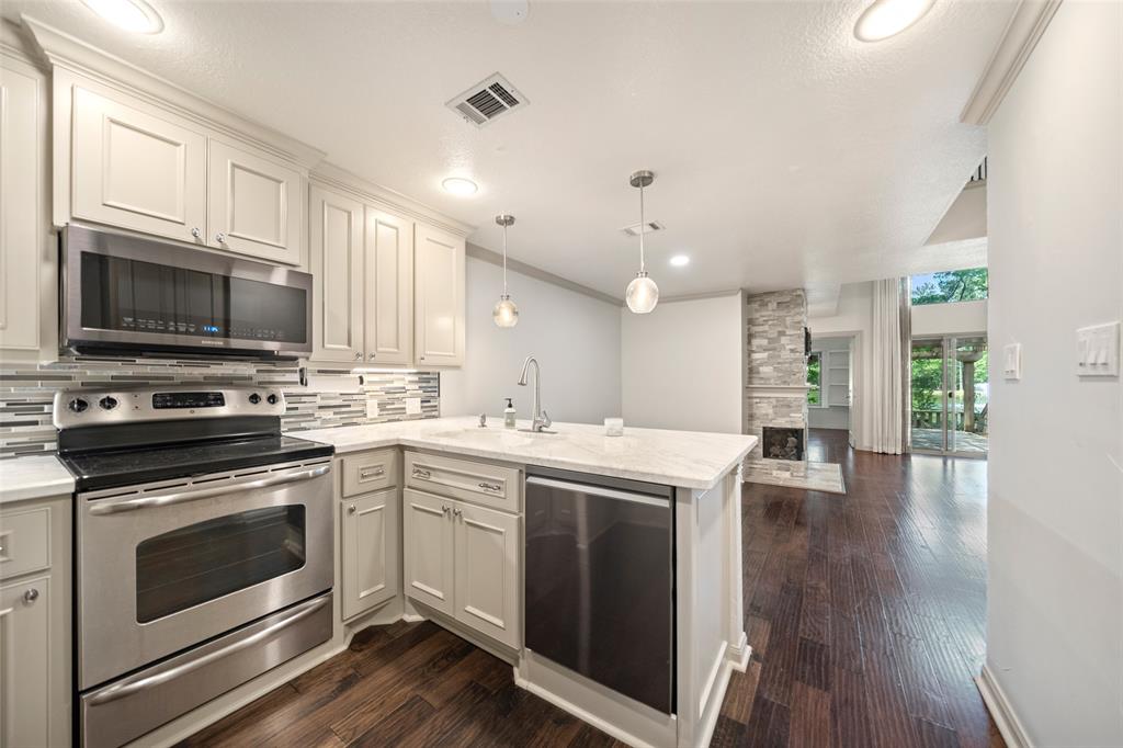 27 N Lakeridge Circle, The Woodlands, Texas image 5