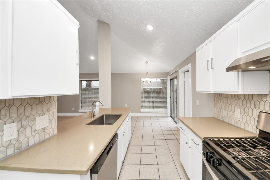 10046 Rosbrook Drive, Houston, Texas image 8