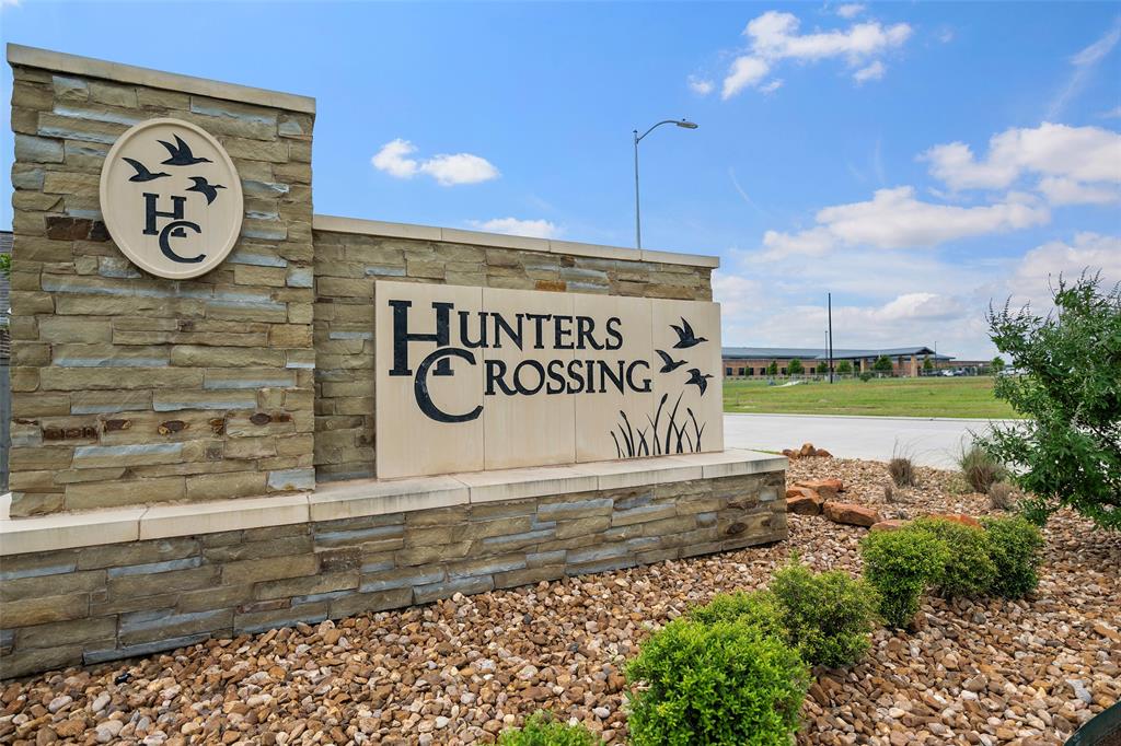 443 Hunters Crossing Drive, Sealy, Texas image 30