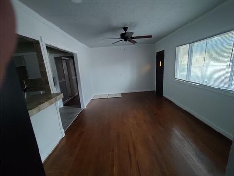 Photo of 202 W Jackson Avenue, Pasadena, TX 77506 (MLS # 45679096)