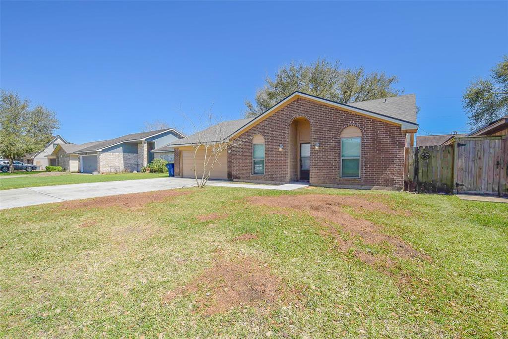 3 Lazybrook Street, Angleton, Texas image 2
