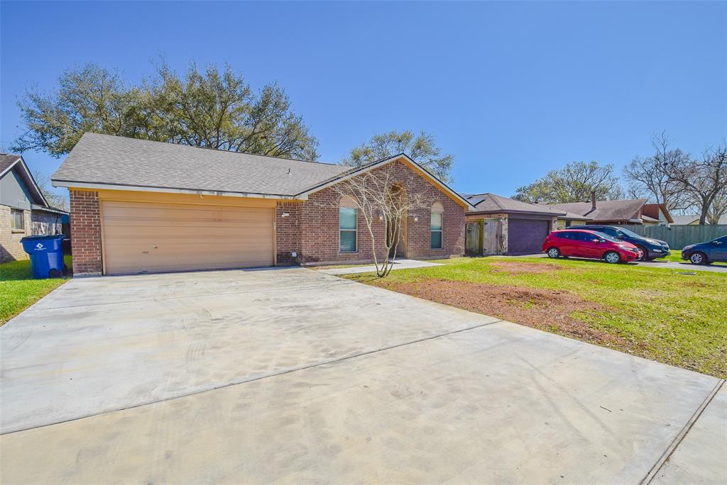 3 Lazybrook Street, Angleton, Texas image 3