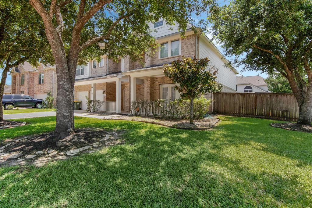 2102 Auburn Shores Drive, Pearland, Texas image 2