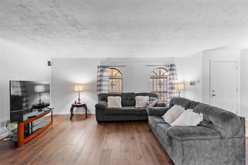 6447 W Fuqua Drive, Houston, Texas image 4