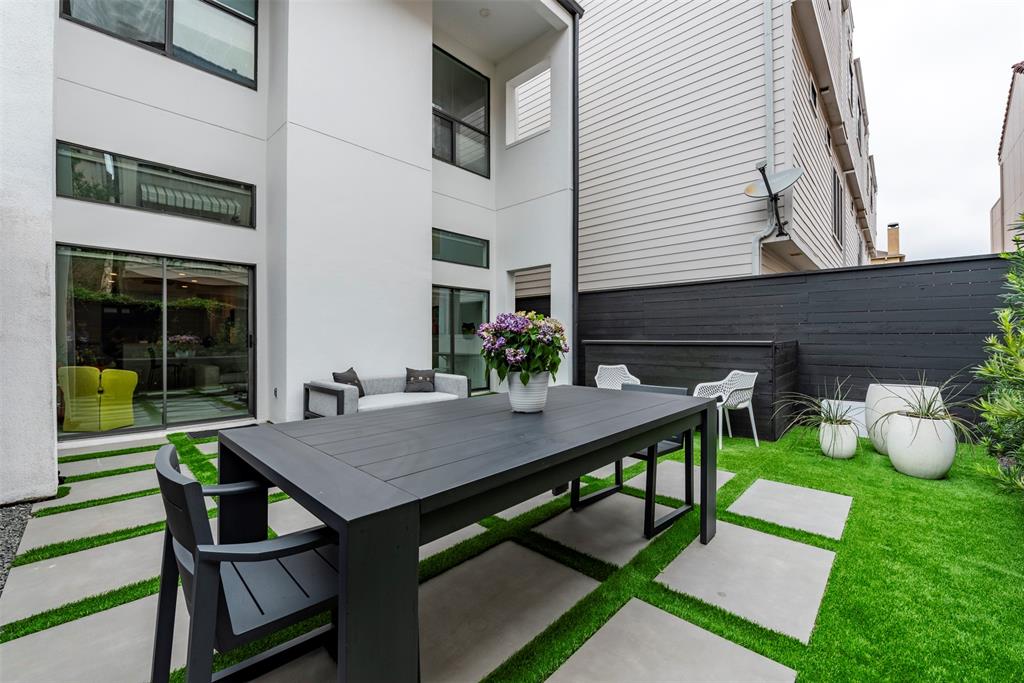 Houston, Texas 77007, United States, 3 Bedrooms Bedrooms, ,3 BathroomsBathrooms,Residential,Pending,114912