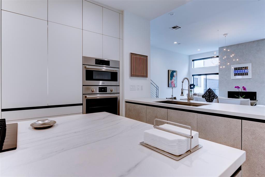 Houston, Texas 77007, United States, 3 Bedrooms Bedrooms, ,3 BathroomsBathrooms,Residential,Pending,114912