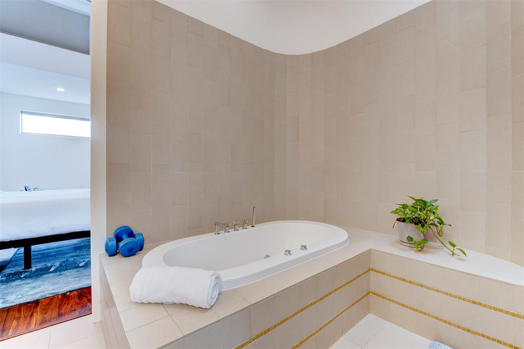 Houston, Texas 77007, United States, 3 Bedrooms Bedrooms, ,3 BathroomsBathrooms,Residential,Pending,114912