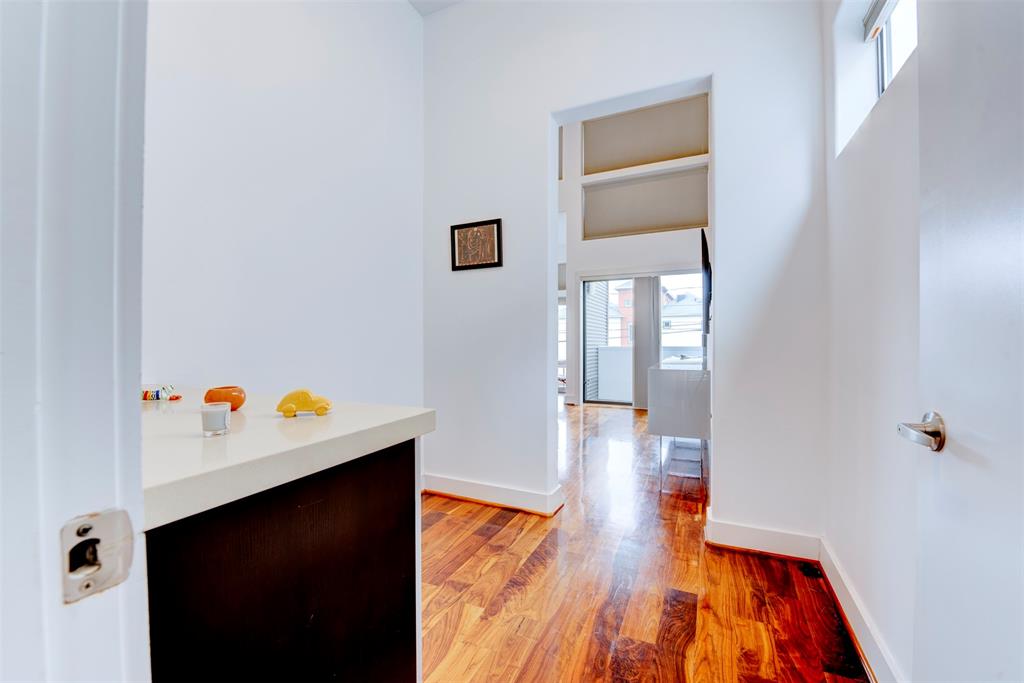 Houston, Texas 77007, United States, 3 Bedrooms Bedrooms, ,3 BathroomsBathrooms,Residential,Pending,114912