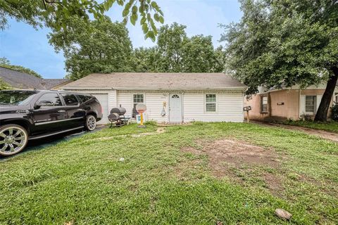 Single Family Residence in Houston TX 10525 Fairfax Street.jpg