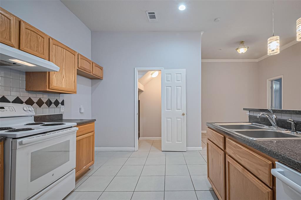 2710 Grants Lake Boulevard #L8, Sugar Land, Texas image 11