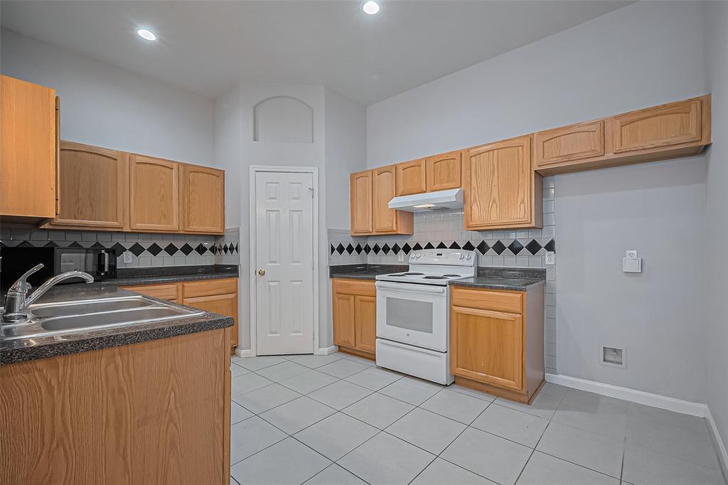 2710 Grants Lake Boulevard #L8, Sugar Land, Texas image 10
