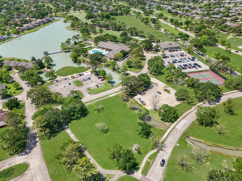2727 Breezy Pines Lane, Pearland, Texas image 38