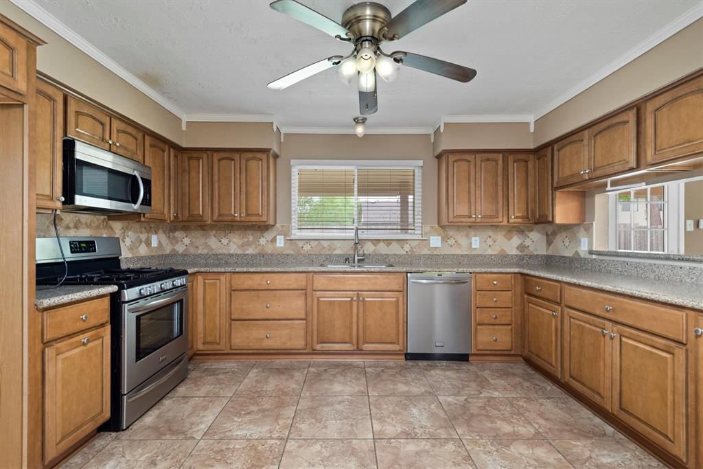 7203 Blanco Pines Drive, Humble, Texas image 12