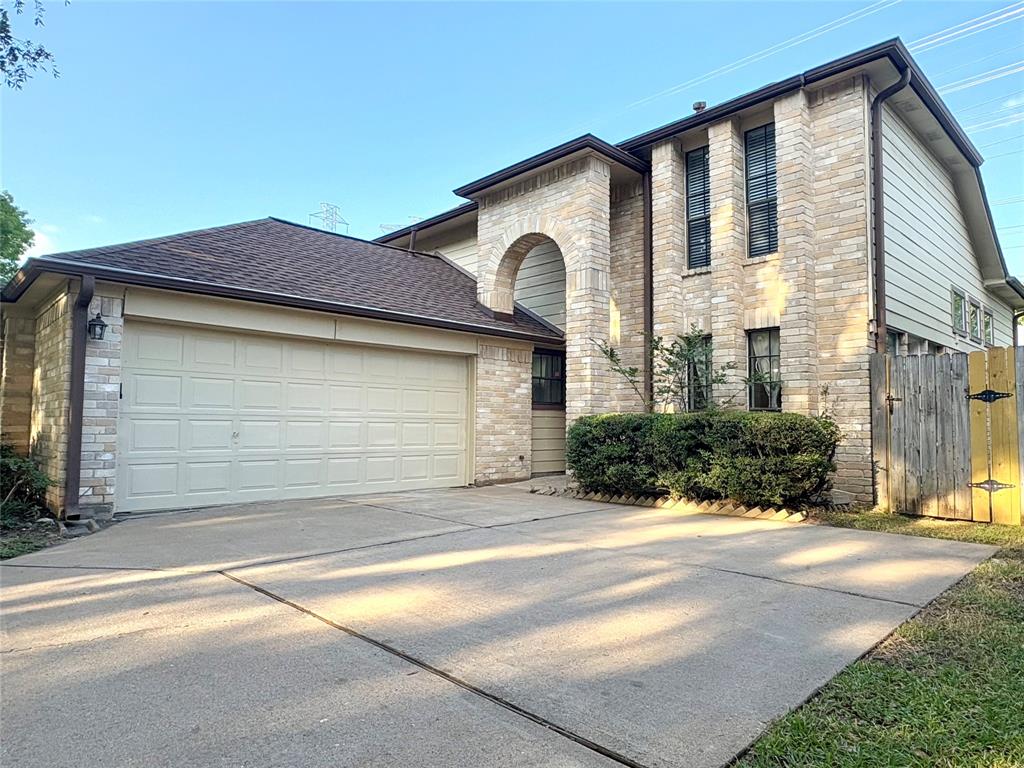 1935 Creekshire Drive, Sugar Land, Texas image 1