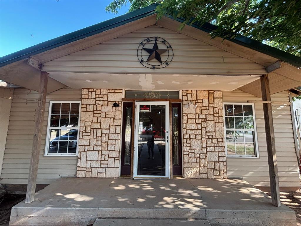1205 14th Street, Seagraves, Texas image 1