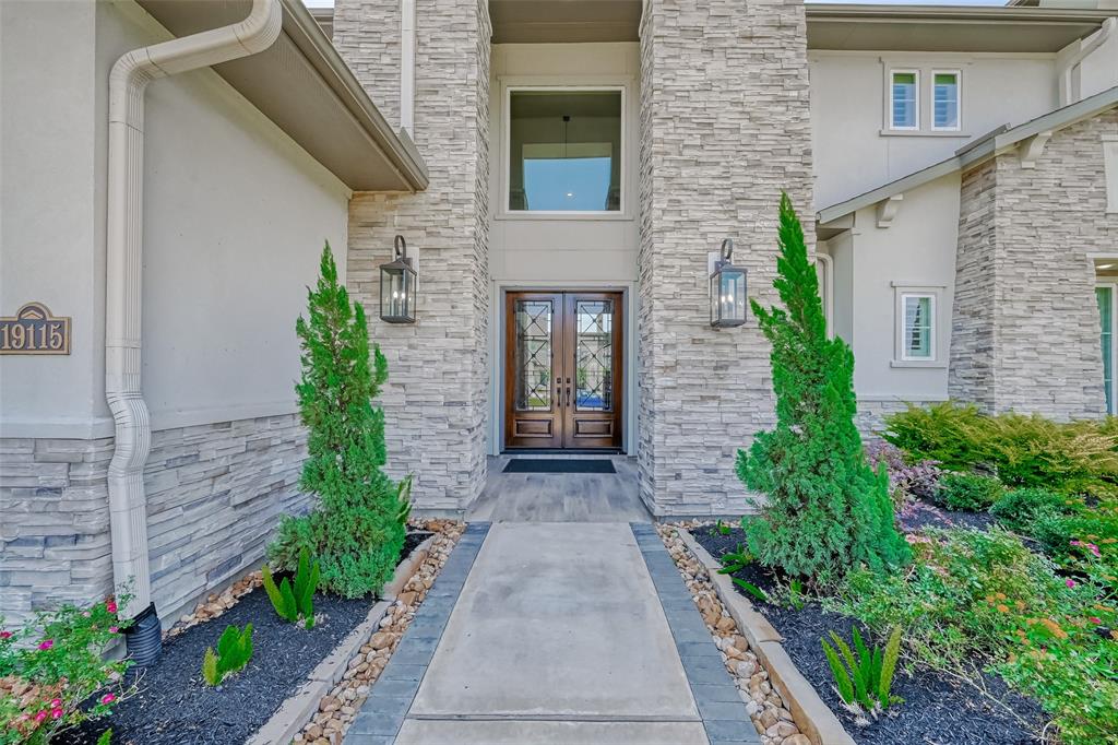 19115 Coleto Creek Bend Drive, Cypress, Texas image 2
