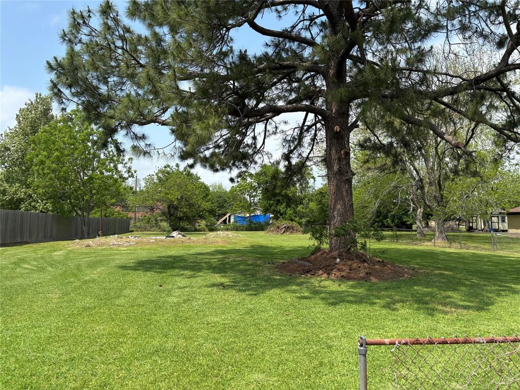 2509 Barbers Hill Road, Highlands, Texas image 3