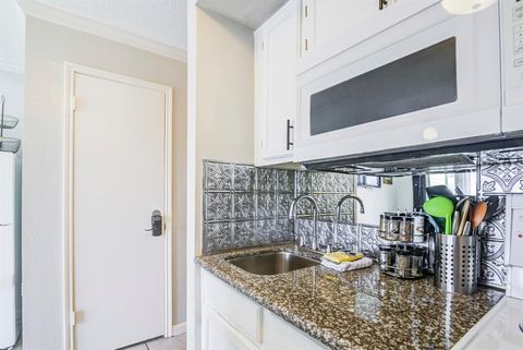 Condominium in Galveston TX 6300 Seawall Boulevard 13.jpg