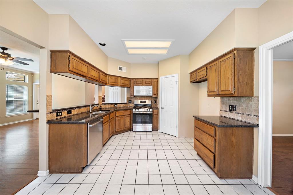 1714 Briarmoor Court, Houston, Texas image 11