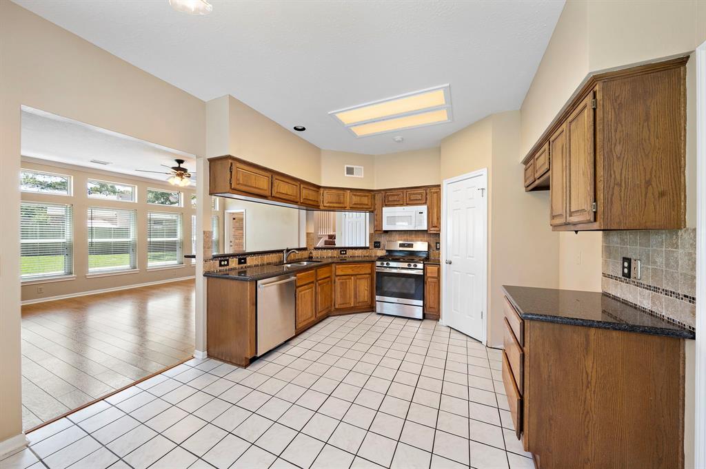 1714 Briarmoor Court, Houston, Texas image 9