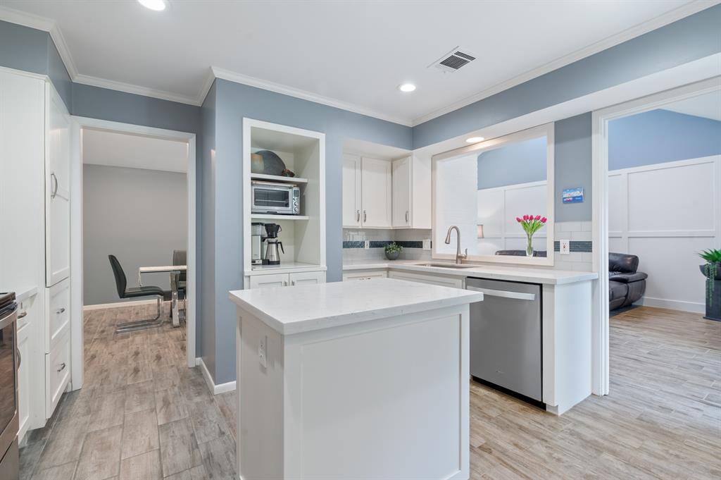 407 E Fair Harbor Lane, Houston, Texas image 12