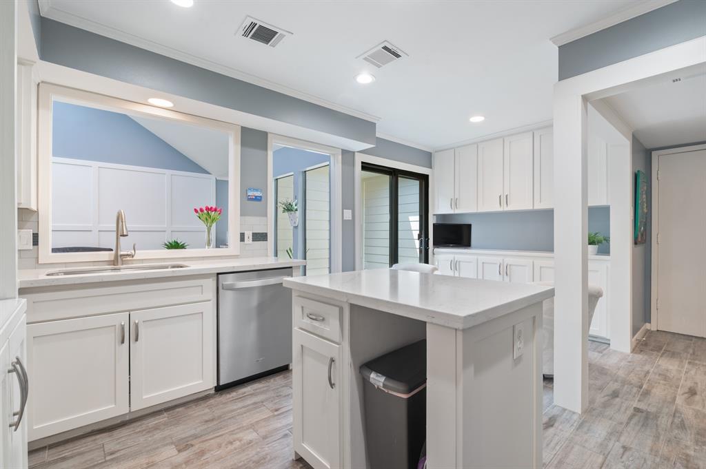407 E Fair Harbor Lane, Houston, Texas image 13