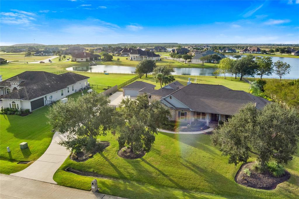 310 Quail Ridge Lane, Dickinson, Texas image 1