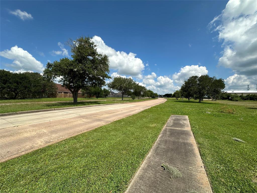 203 Lake Road, Lake Jackson, Texas image 2