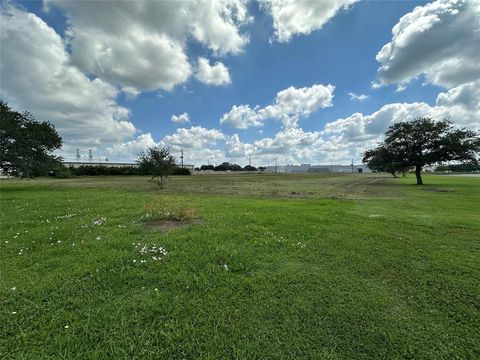 Photo of 203 Lake Road, Lake Jackson, TX 77566 (MLS # 85109170)
