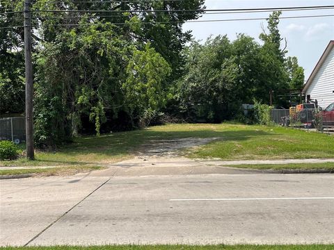 Photo of 1207 S Victory Drive, Houston, TX 77088 (MLS # 68117912)