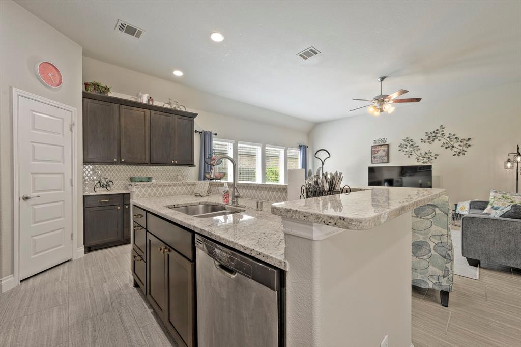 13806 Wood Shadow Lane, Pearland, Texas image 4