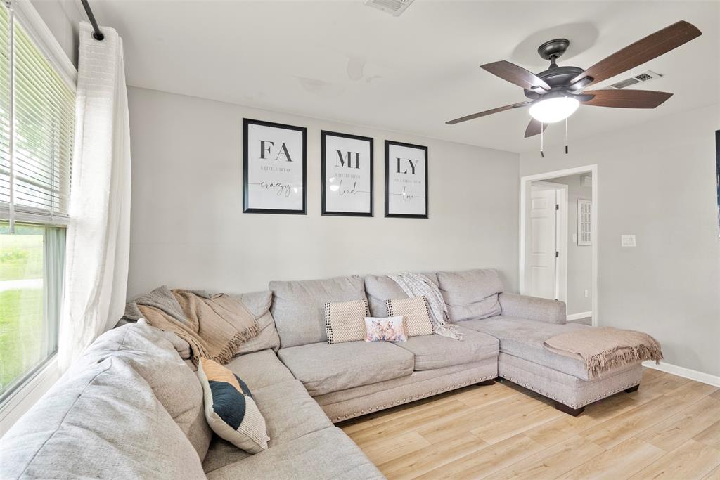 915 Temple Drive, Hitchcock, Texas image 3